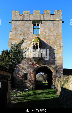 Kirche St. Nikolaus und die marmion Tower, West Tanfield Dorf, North Yorkshire, England Stockfoto