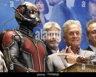 Academy Award-winning Schauspieler Michael Douglas verbindet Marvel Entertainment Führungskräfte der schließenden Glocke zur Förderung anstehenden Veröffentlichung des Marvel ant-man an der New Yorker Börse zu Ring an der Wall Street in New York City am 13. Juli 2015. Foto von John angelillo/UPI Stockfoto