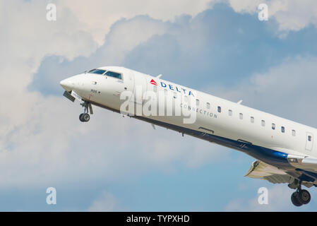 MINNEAPOLIS, Minnesota/USA - 25. JUNI 2019: Nahaufnahme von Flugzeug Flugzeug Abflüge weg von der MSP-Minneapolis/St. Paul Airport Stockfoto