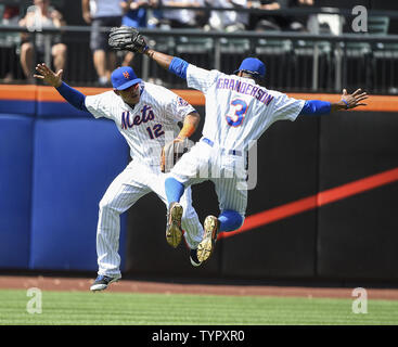 New York Mets Mittelfeldspieler Juan Lagares (12) und Mets rechter Feldspieler Curtis Granderson (3) reagieren, nachdem Sie die Colorado Rockies 4 Spiele bei Citi Field in New York City am 13. August 2015. Foto von Reichen Kane/UPI Stockfoto