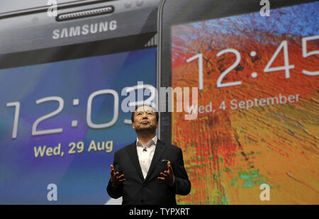 Der Präsident und CEO von Samsung Electronics JK Shin spricht auf der Bühne, bevor er das neue Samsung Galaxy S6 Edge+ und beachten Sie enthüllt 5 Smartphones Samsung Galaxy ausgepackt Ereignis in der Alice Tully Hall, das Lincoln Center in New York City am 13. August 2015. Beide Telefone sind für Erwerb am 21. August 2015 zur Verfügung stehen. Foto von John angelillo/UPI Stockfoto