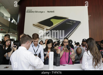 Teilnehmer anzeigen Der neue Samsung Galaxy S6 Edge+ und Anmerkung 5 Smartphones, die auf dem Samsung Galaxy ausgepackt Ereignis in der Alice Tully Hall, das Lincoln Center in New York City sind am 13. August 2015. Beide Telefone sind für Erwerb am 21. August 2015 zur Verfügung stehen. Foto von John angelillo/UPI Stockfoto