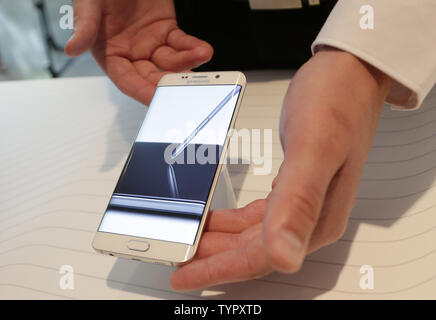 Teilnehmer anzeigen Der neue Samsung Galaxy S6 Edge+ und Anmerkung 5 Smartphones, sind auf dem Display nach dem Samsung Galaxy ausgepackt Ereignis in der Alice Tully Hall, das Lincoln Center in New York City am 13. August 2015 vorgestellt wird. Beide Telefone sind für Erwerb am 21. August 2015 zur Verfügung stehen. Foto von John angelillo/UPI Stockfoto