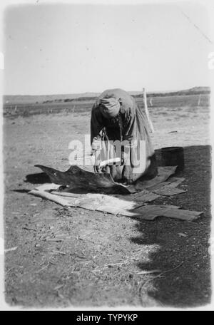 Frau mit Werkzeugen zu tan ein Ausblenden Stockfoto