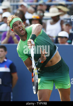 Rafael Nadal von Spanien dient zur Diego Schwartzman von Argentinien in den zweiten Satz in der zweiten Runde bei den US Open Tennis Championships am USTA Billie Jean King National Tennis Center in New York City am 2. September 2015. Foto von Monika Graff/UPI Stockfoto