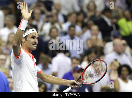 Roger Federer von der Schweiz feiert nach seinem zweiten runden Match gegen Steve Darcis in Belgien im Arthur Ashe Stadium an Tag vier bei den US Open Tennis Championships am USTA Billie Jean King National Tennis Center in New York City am 3. September 2015. Foto von John angelillo/UPI Stockfoto