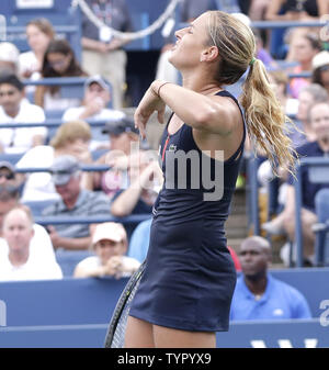 Dominika Cibulkova der Slowakei reagiert nach dem Verlust von einem Punkt zu Eugenie Bouchard von Kanada in ihrer Übereinstimmung in Louis Armstrong Stadium am Tag fünf bei den US Open Tennis Championships am USTA Billie Jean King National Tennis Center in New York City am 4. September 2015. Foto von John angelillo/UPI Stockfoto