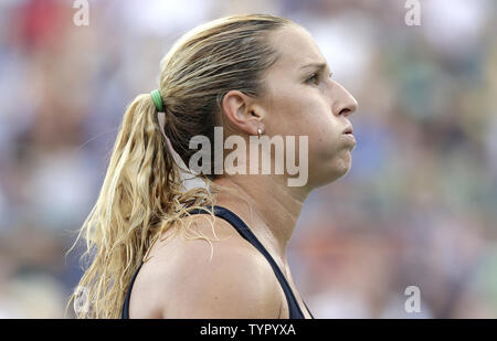 Dominika Cibulkova der Slowakei reagiert nach dem Verlust von einem Punkt zu Eugenie Bouchard von Kanada in ihrer Übereinstimmung in Louis Armstrong Stadium am Tag fünf bei den US Open Tennis Championships am USTA Billie Jean King National Tennis Center in New York City am 4. September 2015. Foto von John angelillo/UPI Stockfoto