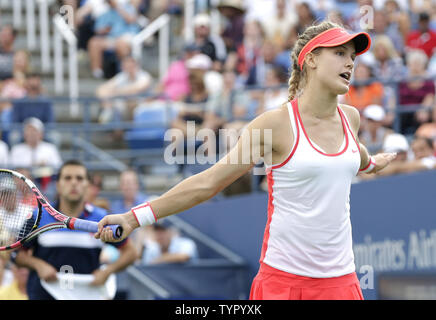 Eugenie Bouchard von Kanada reagiert nach dem Verlust von einem Punkt zu Dominika Cibulkova der Slowakei in ihrem Match in Louis Armstrong Stadium am Tag fünf bei den US Open Tennis Championships am USTA Billie Jean King National Tennis Center in New York City am 4. September 2015. Foto von John angelillo/UPI Stockfoto