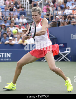 Eugenie Bouchard von Kanada hits einen Rückhandschlag zu Dominika Cibulkova der Slowakei in ihrem Match in Louis Armstrong Stadium am Tag fünf bei den US Open Tennis Championships am USTA Billie Jean King National Tennis Center in New York City am 4. September 2015. Foto von John angelillo/UPI Stockfoto