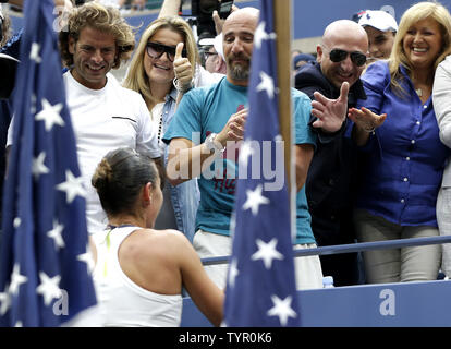 Flavia Pennetta von Italien feiert mit ihren Anhängern nach ihrem Sieg über Roberta Vinci von Italien im Finale der Frauen in Arthur Ashe Stadium bei den US Open Tennis Championships am USTA Billie Jean King National Tennis Center in New York City am 12. September 2015. Pennetta gewinnt die Partie 7-6, 6-2 Die erste italienische Frauen zu einem US-Open zu gewinnen und kündigte auch Ihre möglichen Ruhestand an die Trophäe Zeremonie. Foto von John angelillo/UPI Stockfoto