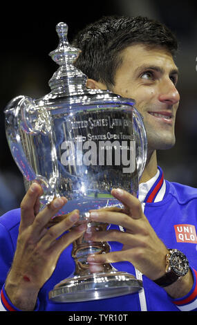 Novak Djokovic aus Serbien hält die Trophäe und schaut nach oben in die jubelnde Menge, nachdem er den Schweizer Roger Federer in 6-4, 5-7, 6-4, 6-4 bei den Herren Finale im Arthur Ashe Stadium bei den US Open Tennis Championships am USTA Billie Jean King National Tennis Center in New York City am 13. September 2015 Beat. Foto von Ray Stubblebine/UPI Stockfoto