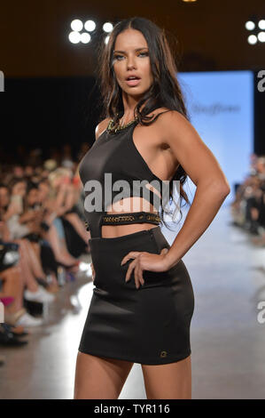 Adriana Lima geht die Start- und Landebahn in der Ftl Moda Fashion Show während der New York Fashion Week Frühjahr/Sommer 2016 Sammlungen in New York City am 13. September 2015. Foto von Andrea Hanks/UPI Stockfoto