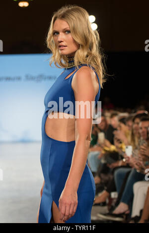 Toni Garn geht der Start- und Landebahn in der Ftl Moda Fashion Show während der New York Fashion Week Frühjahr/Sommer 2016 Sammlungen in New York City am 13. September 2015. Foto von Andrea Hanks/UPI Stockfoto