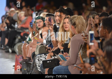 Drew Barrymore sitzt auf der vorderen Zylinderreihe an der FTL Moda Fashion Show während der New York Fashion Week Frühjahr/Sommer 2016 Sammlungen in New York City am 13. September 2015. Foto von Andrea Hanks/UPI Stockfoto