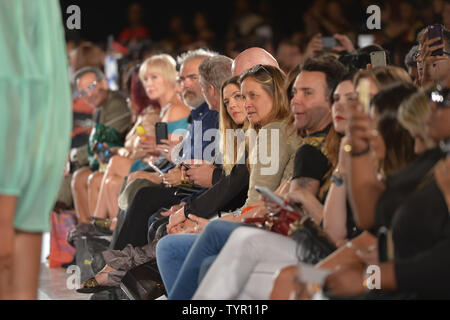 Drew Barrymore sitzt auf der vorderen Zylinderreihe an der FTL Moda Fashion Show während der New York Fashion Week Frühjahr/Sommer 2016 Sammlungen in New York City am 13. September 2015. Foto von Andrea Hanks/UPI Stockfoto