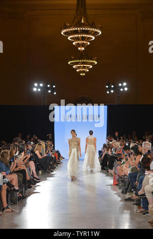 Ein Modell geht der Start- und Landebahn in der Ftl Moda Fashion Show während der New York Fashion Week Frühjahr/Sommer 2016 Sammlungen in New York City am 13. September 2015. Foto von Andrea Hanks/UPI Stockfoto