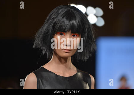 Ein Modell geht der Start- und Landebahn in der Ftl Moda Fashion Show während der New York Fashion Week Frühjahr/Sommer 2016 Sammlungen in New York City am 13. September 2015. Foto von Andrea Hanks/UPI Stockfoto