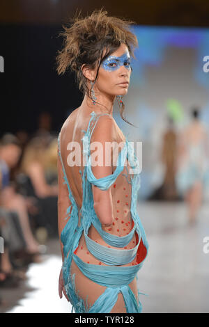 Ein Modell geht der Start- und Landebahn in der Ftl Moda Fashion Show während der New York Fashion Week Frühjahr/Sommer 2016 Sammlungen in New York City am 13. September 2015. Foto von Andrea Hanks/UPI Stockfoto