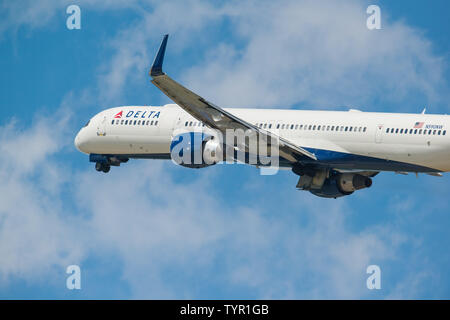 MINNEAPOLIS, Minnesota/USA - 25. JUNI 2019: Nahaufnahme von Flugzeug Flugzeug Abflüge weg von der MSP-Minneapolis/St. Paul Airport Stockfoto