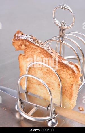 Frisches Frühstück Toast Rack und Messer auf metallic grau, Tisch, Nahaufnahme Stockfoto