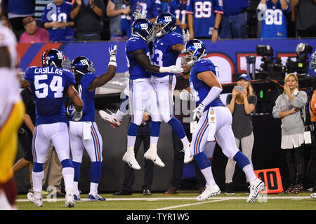 New York Giants zurück laufen Orleans Darkwa (26) und die New York Giants zurück laufen Rashad Jennings (23) Feiern nach einem Touchdown Riesen im ersten Viertel gegen die Washington Redskins in Woche 3 der NFL Saison an MetLife Stadium in East Rutherford, New Jersey am 24. September 2015. UPI/Rich Kane Stockfoto