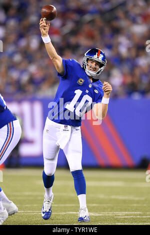 New York Giants Quarterback Eli Manning (10) versucht, einen Pass im ersten Quartal gegen die Washington Redskins in Woche 3 der NFL Saison an MetLife Stadium in East Rutherford, New Jersey am 24. September 2015. UPI/Rich Kane Stockfoto