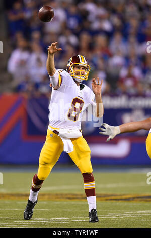 Washington Redskins quarterback Kirk Cousins (8) wirft einen Pass im zweiten Viertel gegen die New York Giants in Woche 3 der NFL Saison an MetLife Stadium in East Rutherford, New Jersey am 24. September 2015. UPI/Rich Kane Stockfoto