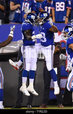 New York Giants zurück laufen Orleans Darkwa (26) und die New York Giants zurück laufen Rashad Jennings (23) Feiern nach einem Touchdown Riesen im ersten Viertel gegen die Washington Redskins in Woche 3 der NFL Saison an MetLife Stadium in East Rutherford, New Jersey am 24. September 2015. UPI/Rich Kane Stockfoto