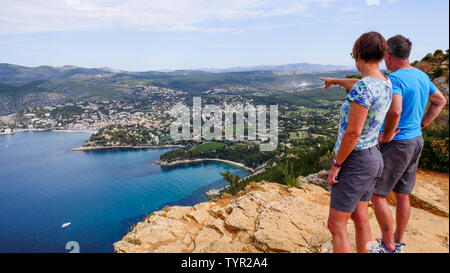 Paar Touristen im Panorama suchen, Kap Canaille, Bouches-du-Rhone, Frankreich, Stockfoto