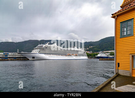 Kreuzfahrtschiff Viking Sun bei skolten Quay in Bergen, Norwegen. Stockfoto