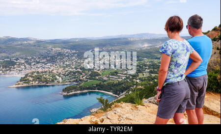 Paar Touristen im Panorama suchen, Kap Canaille, Bouches-du-Rhone, Frankreich, Stockfoto
