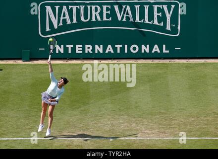 Devonshire Park, Eastbourne, Großbritannien. 26 Juni, 2019. Natur Tal International Tennis Turnier; Simona Halep (ROU) dient zur polona Hercog (SLO) Credit: Aktion plus Sport/Alamy leben Nachrichten Stockfoto