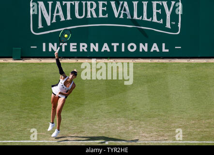 Devonshire Park, Eastbourne, Großbritannien. 26 Juni, 2019. Natur Tal International Tennis Turnier; Polona Hercog (SLO) dient der Simona Halep (ROU) Credit: Aktion plus Sport/Alamy leben Nachrichten Stockfoto