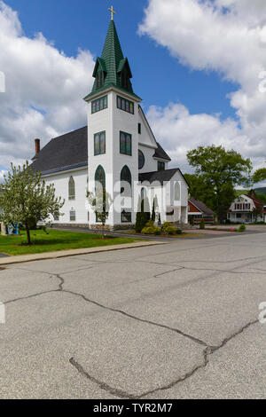 St. Josephs Kirche in Lincoln, New Hampshire in den Frühlingsmonaten. Diese Kirche wurde im Jahre 1903 auf Land gebaut, gespendet von J.E. Henry und Söhne. Stockfoto