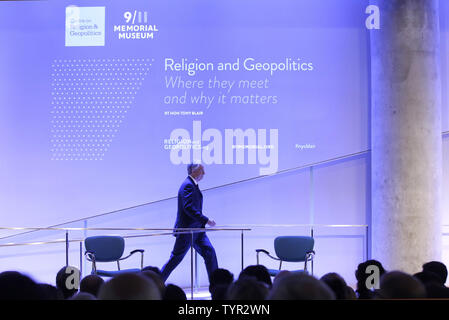 Der ehemalige Premierminister des Vereinigten Königreichs Tony Blair Spaziergänge auf dem Podium auf der Bühne eine Rede an der 9/11 Memorial Museum in New York City am 6. Oktober 2015 zu liefern. Blair sprach über die Ergebnisse der einen neuen Bericht über die dschihadistische Ideologie" innerhalb der Jihadi Verstand: Verständnis der Ideologie und Propaganda", die durch die Mitte auf Religion & Geopolitik veröffentlicht werden. Foto von John angelillo/UPI Stockfoto