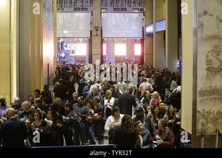 Fans warten außerhalb des AMC "The Walking Dead" Staffel 6 Ventilator Premiere im Madison Square Garden, die am 9. Oktober 2015 in New York City zu gelangen. Foto von John angelillo/UPI Stockfoto