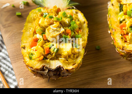 Hausgemachte Ananas Huhn Gebratener Reis in eine Schüssel geben. Stockfoto
