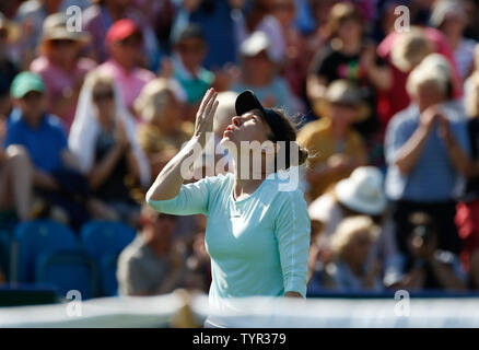 Devonshire Park, Eastbourne, Großbritannien. 26 Juni, 2019. Natur Tal International Tennis Turnier; Simona Halep (ROU) feiert ihren Sieg nach dem Sieg über Polona Hercog (SLO) Credit: Aktion plus Sport/Alamy leben Nachrichten Stockfoto