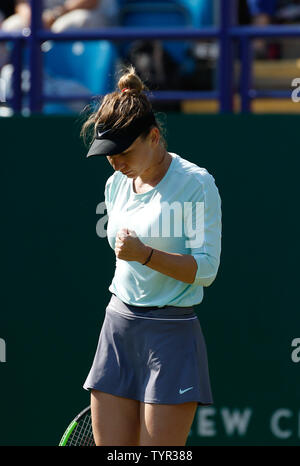 Devonshire Park, Eastbourne, Großbritannien. 26 Juni, 2019. Natur Tal International Tennis Turnier; Simona Halep (ROU) feiert ihren Sieg nach dem Sieg über Polona Hercog (SLO) Credit: Aktion plus Sport/Alamy leben Nachrichten Stockfoto