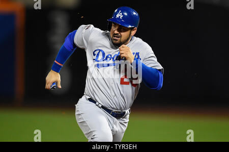 Los Angeles Dodgers erste Basisspieler Adrian Gonzalez (23) runden die zweite Basis auf Los Angeles Dodgers Third Baseman Justin Turner (nicht abgebildet) 2 RBI im dritten Inning gegen die Los Angeles Dodgers im Spiel 4 der NLDS gegen die bei Citi Field in New York City am 13. Oktober 2015. Foto von Reichen Kane/UPI Stockfoto