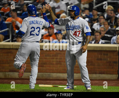 Los Angeles Dodgers erste Basisspieler Adrian Gonzalez (23) und die Los Angeles Dodgers zweiter Basisspieler Howie Kendrick (47) reagiert, nachdem zählen auf New York Mets dritter Basisspieler Justin Turner (nicht abgebildet) 2 run Double im dritten Inning gegen die Los Angeles Dodgers im Spiel 4 der NLDS gegen die bei Citi Field in New York City am 13. Oktober 2015. Foto von Reichen Kane/UPI Stockfoto