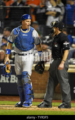 Los Angeles Dodgers catcher A.J. Ellis (17) Gespräche mit Schiedsrichter Chris Guccione (68) Im neunten Inning gegen die New York Mets im Spiel 4 der NLDS gegen die bei Citi Field in New York City am 13. Oktober 2015. Foto von Reichen Kane/UPI Stockfoto