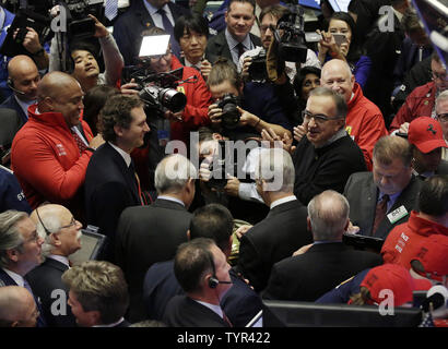 Chrysler Automobile Fiat CEO Sergio Marchionne und Fiat Chrysler Vorsitzender John Elkann klingeln, wie sie auf dem Boden der NYSE am ersten Tag des öffentlichen Handel von Ferrari an der New York Stock Exchange auf Wall Street in New York City am 21. Oktober 2015. Die Aktien des Unternehmens günstig seinen Börsengang 52 $ einen Anteil nach dem Markt nahe am Dienstag, mit Quellen, dass die Nachfrage nach Aktien überzeichnet war." Der Preis wurde an der Oberseite der zuvor angegebenen Bereich von $ 48 bis $ 52 pro Aktie. Ferrari rennen Aktien Trading bei $ 58.18 bis fast 10 Prozent Wednesda Stockfoto