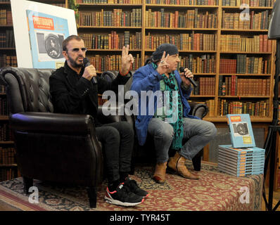 Steven Van Zandt sitzt mit Ringo Starr, mit Foto, eine Sammlung von Bildern, die er während seiner langen Karriere in der Beatles und nach im Strand Book Store am 26. Oktober 2015 in New York City berücksichtigt sieht. Foto von Dennis Van Tine/UPI Stockfoto