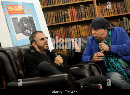 Steven Van Zandt sitzt mit Ringo Starr, mit Foto, eine Sammlung von Bildern, die er während seiner langen Karriere in der Beatles und nach im Strand Book Store am 26. Oktober 2015 in New York City berücksichtigt sieht. Foto von Dennis Van Tine/UPI Stockfoto