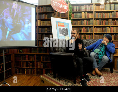 Steven Van Zandt sitzt mit Ringo Starr, mit Foto, eine Sammlung von Bildern, die er während seiner langen Karriere in der Beatles und nach im Strand Book Store am 26. Oktober 2015 in New York City berücksichtigt sieht. Foto von Dennis Van Tine/UPI Stockfoto