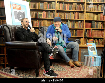 Steven Van Zandt sitzt mit Ringo Starr, mit Foto, eine Sammlung von Bildern, die er während seiner langen Karriere in der Beatles und nach im Strand Book Store am 26. Oktober 2015 in New York City berücksichtigt sieht. Foto von Dennis Van Tine/UPI Stockfoto