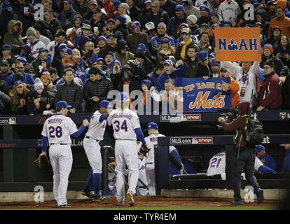 Fans reagieren und Schilder halten, wenn die New York Mets Noah Syndergaard, Daniel Murphy, Curtis Granderson und David Wright zu Fuß zu den im Sechsten Inning gegraben gegen die Kansas City Royals in Spiel 3 der World Series bei Citi Field in New York City am 30. Oktober 2015. Foto von John angelillo/UPI Stockfoto