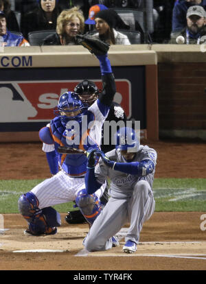 Kansas City Royals Teig Alcides Escobar (2) Ente zuschlages Pitch durch New York Mets Krug Noah syndergaard wie New York Mets catcher Travis d'Arnaud (7) für den Ball auf den ersten Pitch des Spiels im ersten Inning in Spiel 3 der World Series bei Citi Field in New York City erreicht am 30. Oktober 2015. Der Schiedsrichter ist Mike Winter. Foto von Ray Stubblebine/UPI Stockfoto